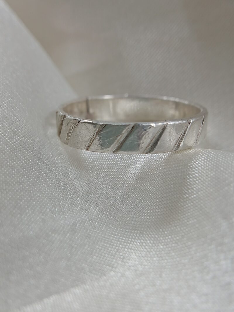 Stylish Men's Silver Ring - Image 2